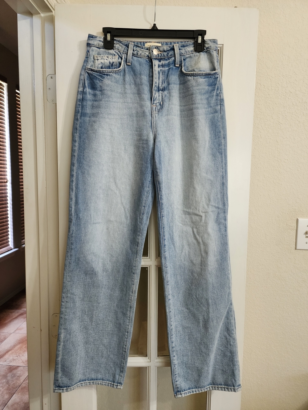 L'AGENCE Jones Ultra High Rise Relaxed Straight Jeans 28 Fontana Light Wash
